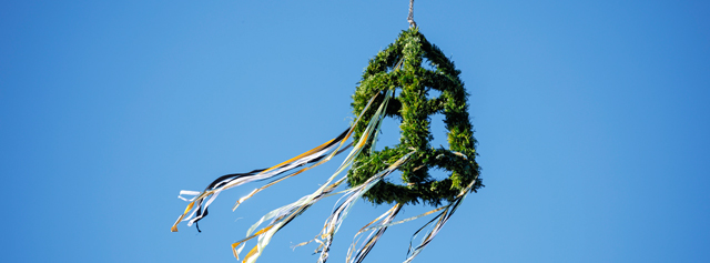 Richtkranz vor blauem Himmel