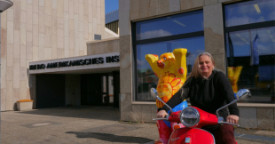 Andrea Wiethoff mit ihrer Vespa