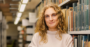 Porträt einer Frau in einer Bibliothek