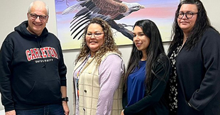 Gruppenfoto von vier Personen