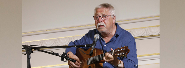 Gitarrespielender Mann auf Bühne