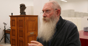 Mann im Museumsdepot