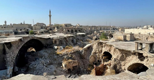 Zerstörte Gebäude und Souk in der Altstadt von Aleppo