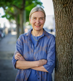 Porträt einer Frau neben einem Baum