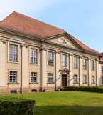 Prachtvolles Gebäude mit Rasenfläche