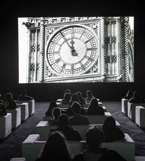 Schwarz-weiß Bild: Filmvorführung einer Uhr (Big ben)