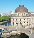 Museum auf einer Insel im Fluss