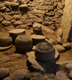 Steingefäße, Platten und Klopfsteine