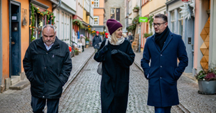 Drei Personen auf einer Straße