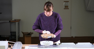 Frau untersucht Museumsobjekt