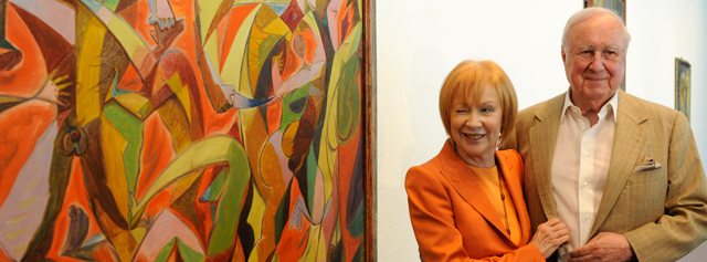 Zwei Personen vor abstraktem Gemälde