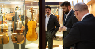 Barnes Ziegler, Leiter der Konservierung am Musikinstrumenten-Museum, und Riccardo Angeloni, Konservator und Kurator des Museo del Violino aus Cremona beim Rundgang durch das MIM. 