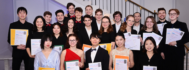 Gruppenfoto vor Treppe