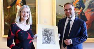 Zwei Personen halten eine Grafik hoch