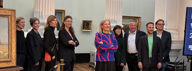 Gruppenfoto mehrere Personen im Museum