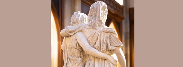 Rückansicht einer Marmorskulptur