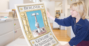 Frau hält Plakat hoch