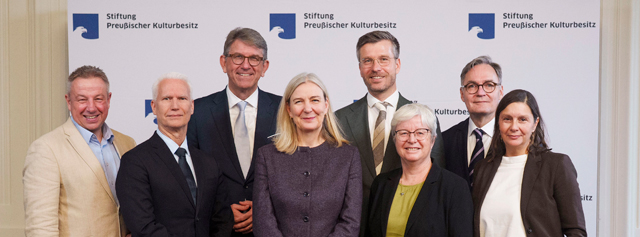 Gruppenfoto vor Fotowand mit SPK-Logo