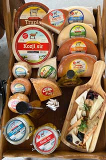 Ziegenkäse auf einem Tablett