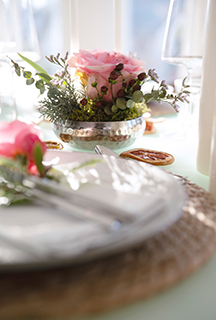 Detail mit Rosen auf einer dekorierten Hochzeitstafel