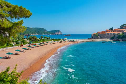Leerer Strand in Sveti Stefan in Montenegro