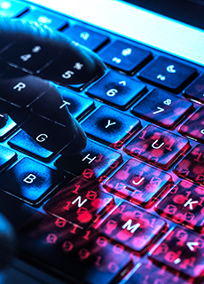 Handschuh und Tastatur - Symbolbild für Cybersecurity