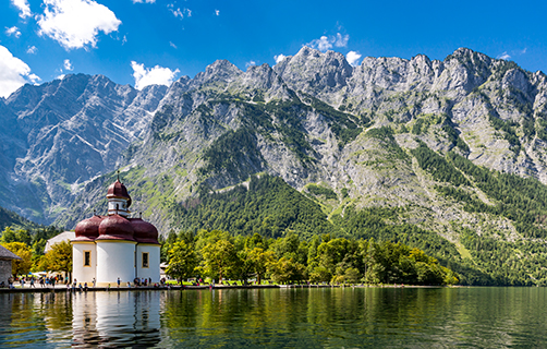 	 Königssee mit Watzmann Massiv und Wallfahrtskirche St. Bartholomä