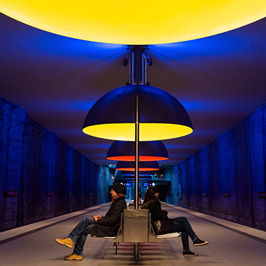 atmosphärisches Licht in der U-Bahnstation Westfriedhof in München