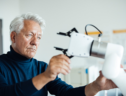Ingenieur untersucht einen Roboterarm