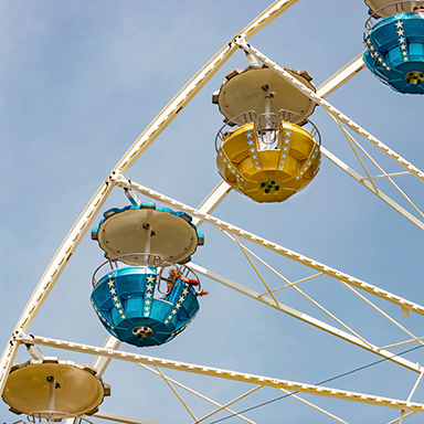 Riesenrad mit blauen und gelben Gondeln