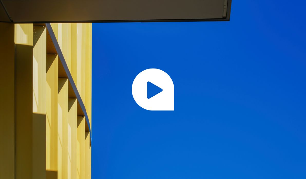 Gelbe Hausfassade vor tiefblauem Himmel