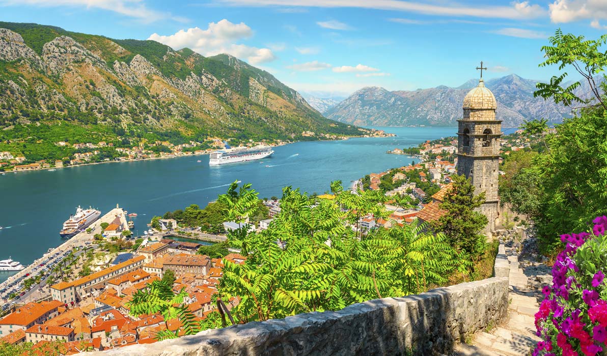 Kirche Unserer Lieben Frau von Remedy in Kotor und Blumen