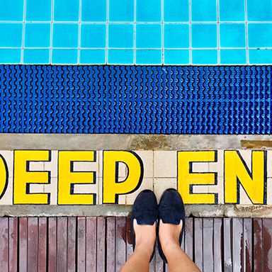 Schriftzug Deep End an einem Pool