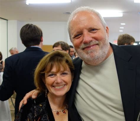 Foto von Patti Scott (links) und David Hasburg (rechts). Im Hintergrund weitere Menschen.