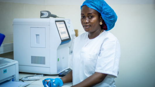 Laboratory technician in DRC lab (Photo: Fairpicture/Swiss TPH)