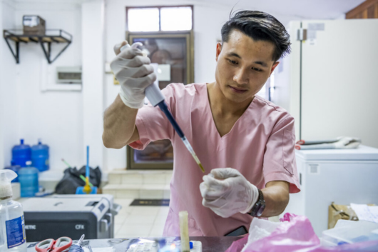 Researcher at the Lao TPHI (Photo: O. Brandenberg, Swiss TPH)