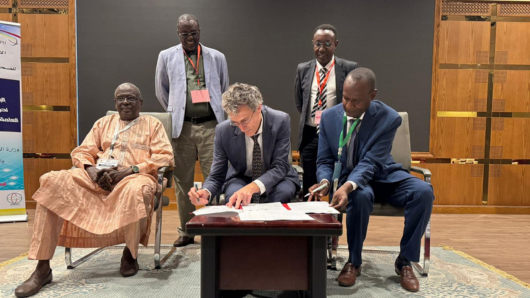 Swiss TPH Director Jürg Utzinger signs MoU with partners in Chad (Photo: Swiss TPH)