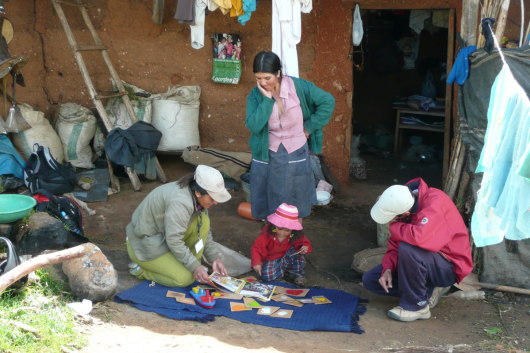 Caregivers interacting with young children in rural Peru (Photo: S. Hartinger, Swiss TPH)