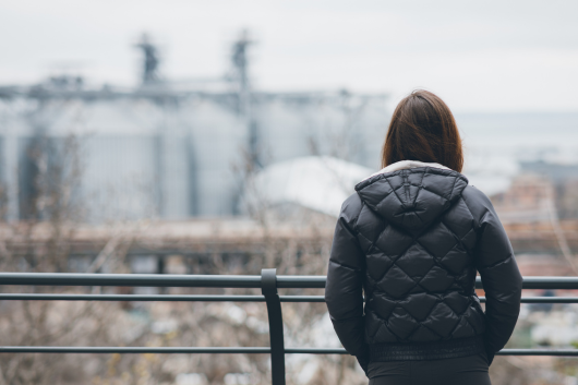 A woman looking over a city (Photo: AdobeStock)