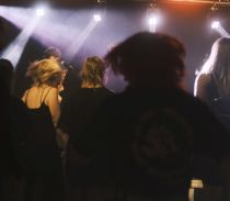 Queer auf dem Lande-Veranstaltung: Tanzende bei einem Konzert © Tim Gorr