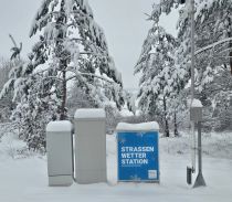 Straßen-Wetter-Station in Schneelandschaft © Mike Oppel/Landratsamt Rhön-Grabfeld