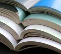 Vier aufgeschlagene, ineindergelegte Publikationen © bluehill75 via Getty Images