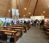 Mehrere Personen treffen sich in einer Kirche  © Madita Wierz