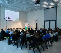 Teilnehmende in der Veranstaltung "Kommunen im Austausch: Energiewende aktiv gestalten" © BMLEH/Ben van Skyhawk