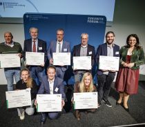 Gruppenbild mit Staatssekretärin Martina Engelhardt-Kopf und den Akteuren der geförderten Projekte © BMLEH/Photothek