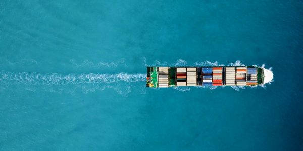 Frachtschiff mit Containern