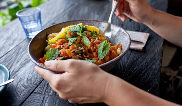 Hände halten Schüssel mit Salat