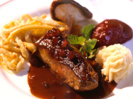 Eifler Rehrücken mit Zimt- und Preiselbeersoße