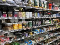 High Protein-Produkte im Supermarktregal.