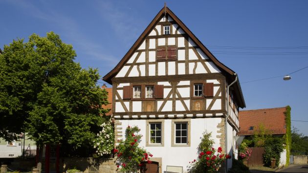 Altes Fachwerkhaus mit Rosen und Baum © BMLEH/Photothek